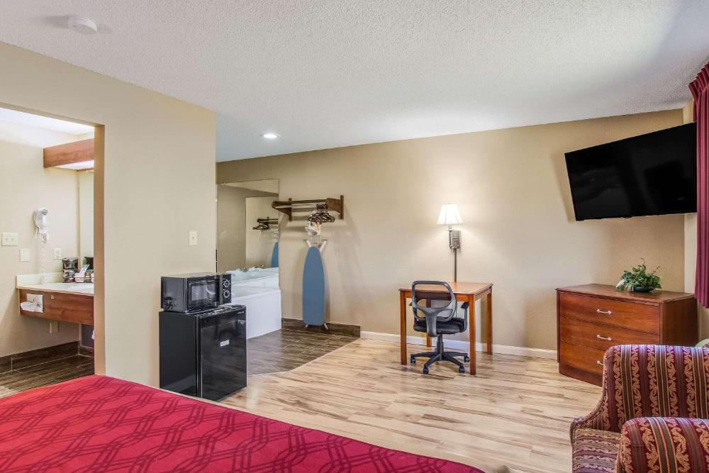 King Suite with Spa Bath interior