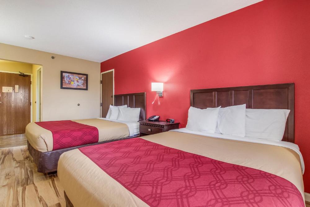 Queen Room with Two Queen Beds - Non-Smoking interior
